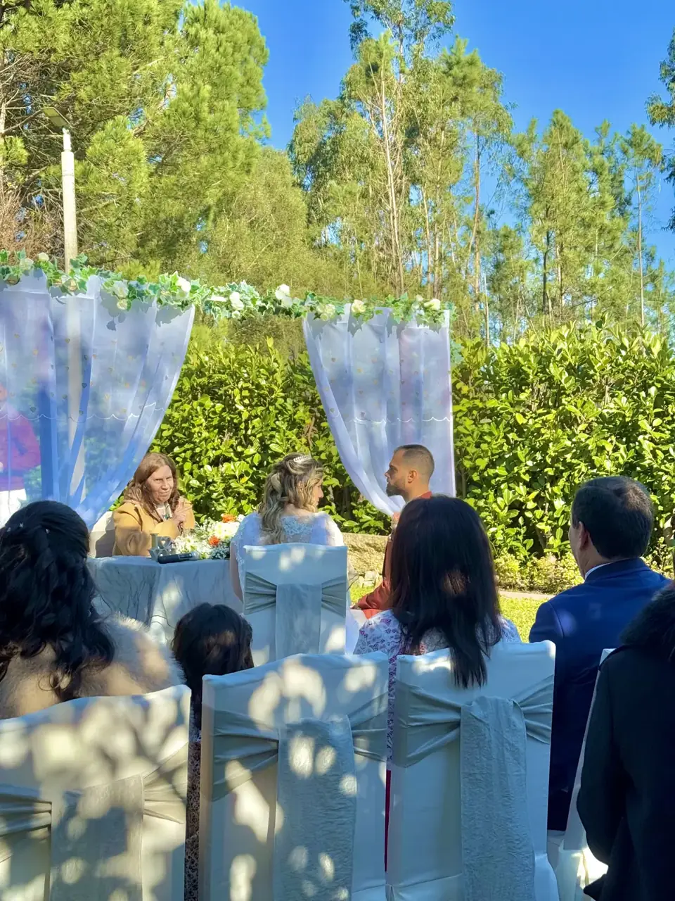 Cerimónia civil no jardim