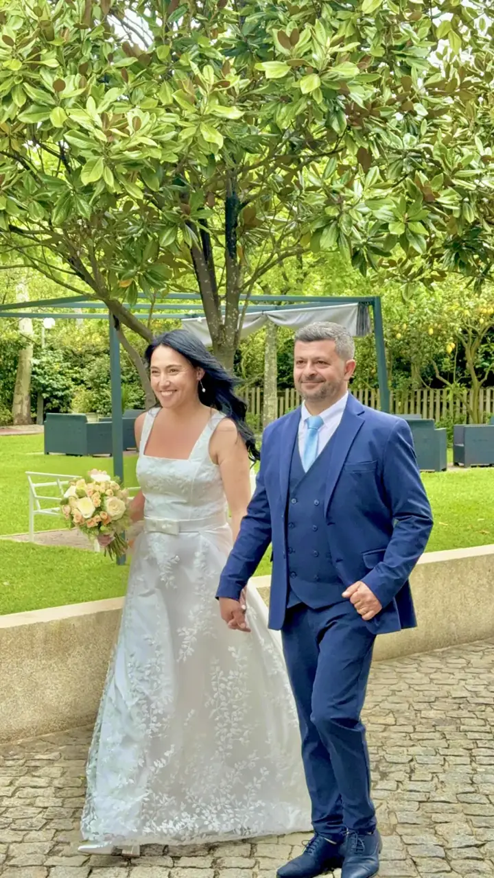 Noivos a caminhar no jardim da Quinta do Roque