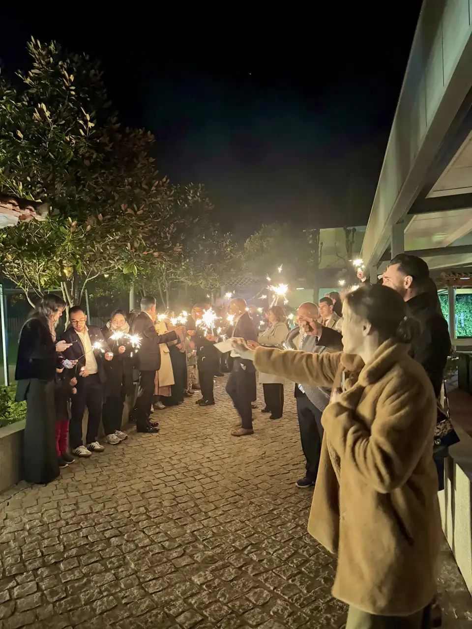 Convidados com velas à saída dos noivos